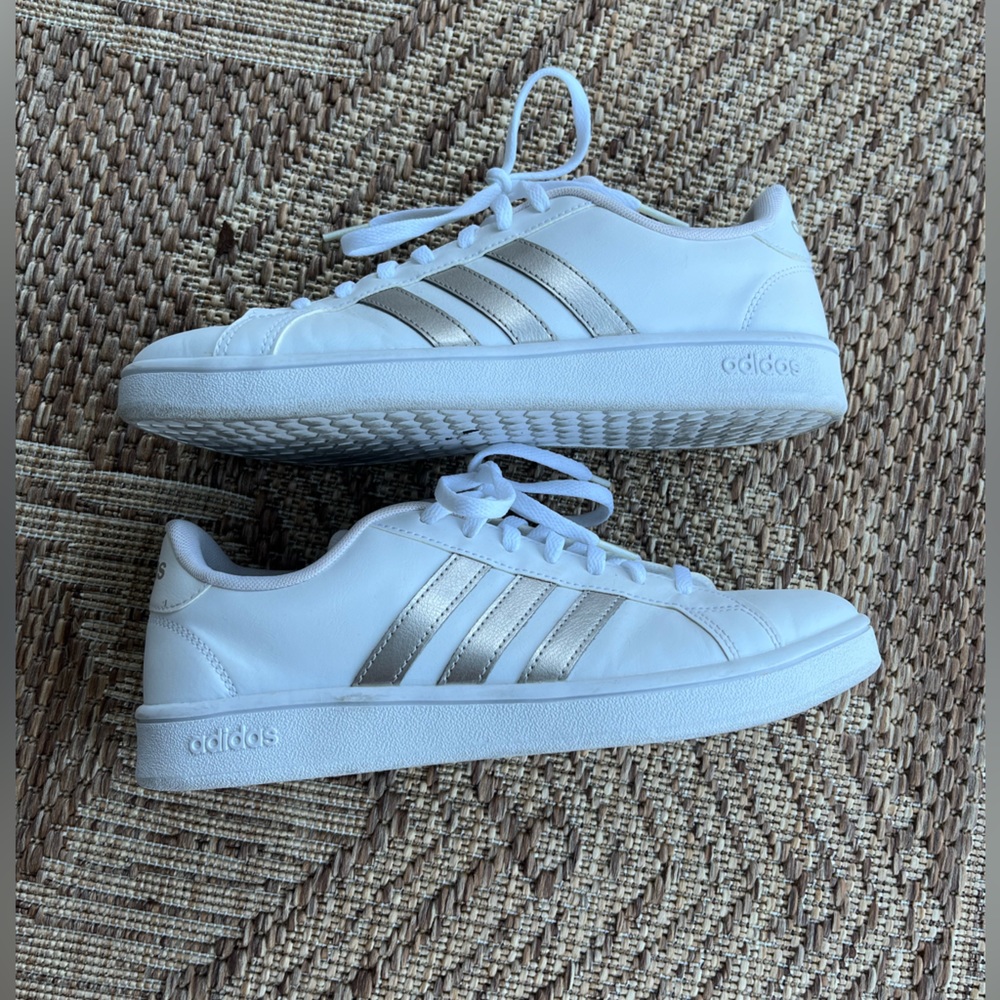 Like New Classic White Adidas Shoes